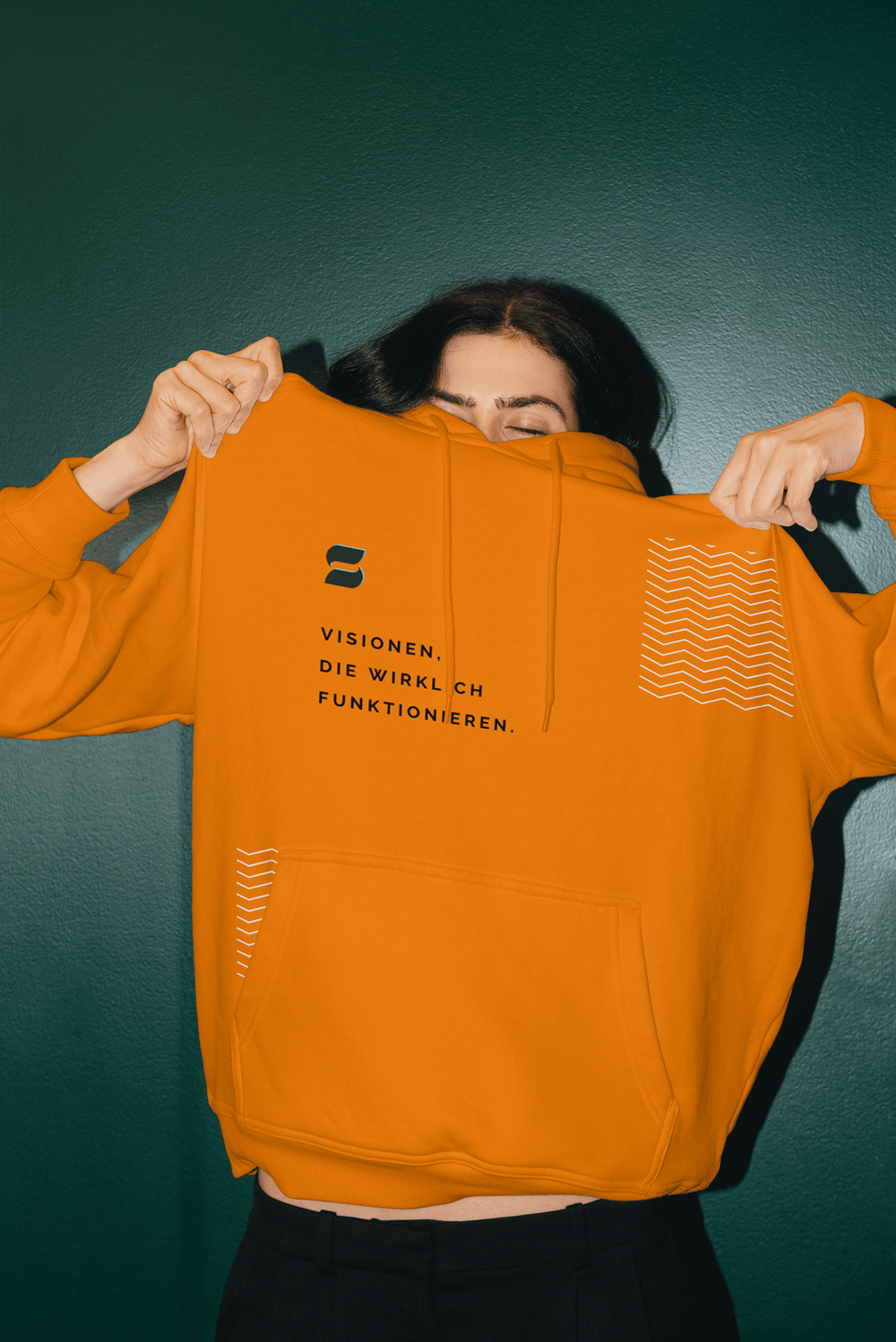 Hoodie mit starker Markenbotschaft