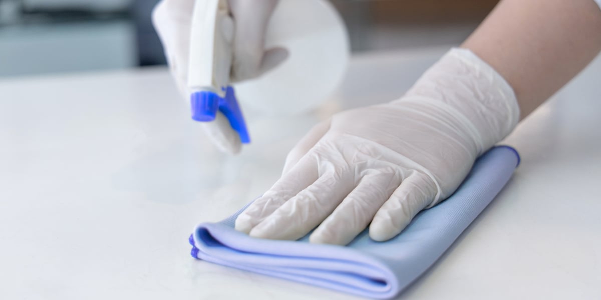 gründliche Reinigung einer Oberfläche