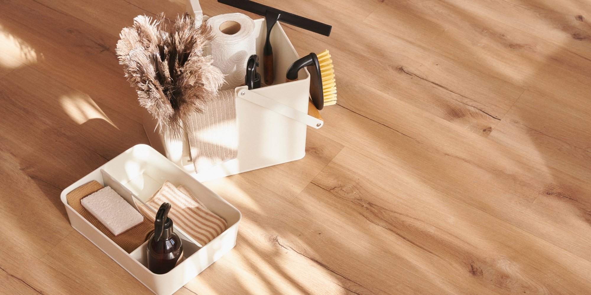 Regal mit Reinigungsartikeln und einer Pflanze