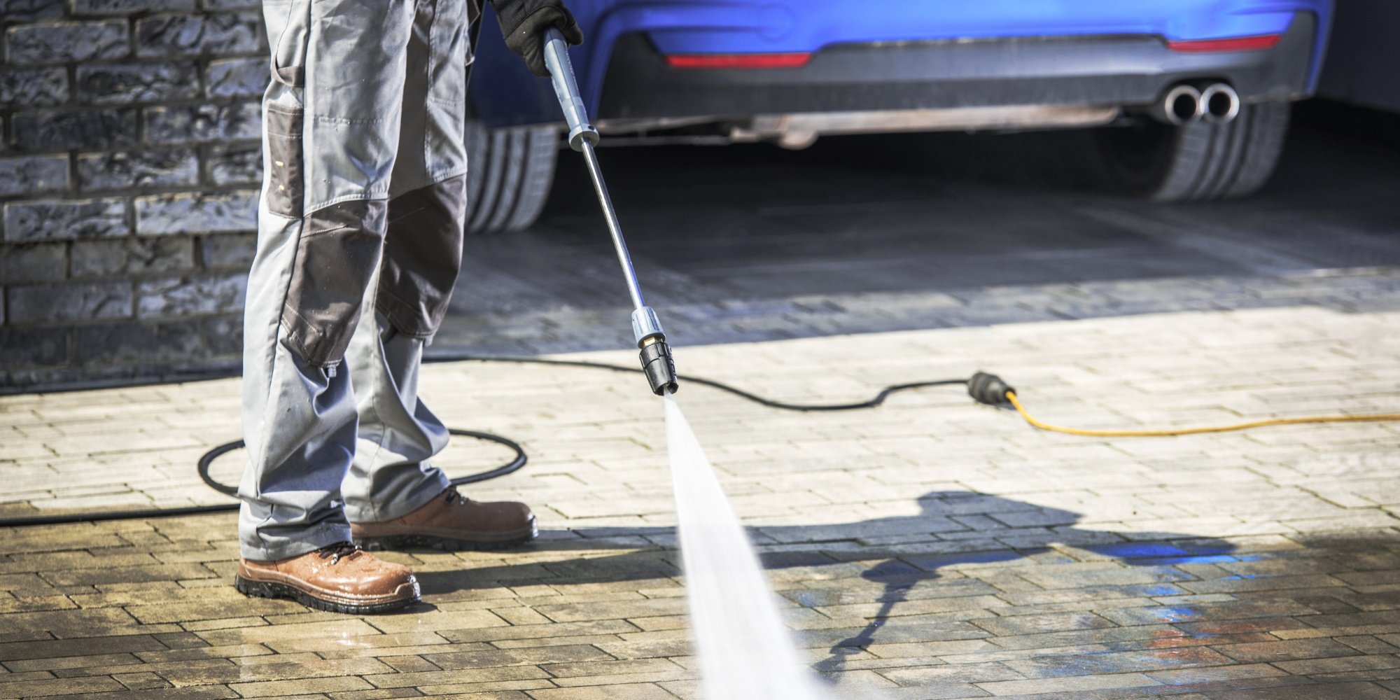 Hochdruck Reinigung einer Einfahrt