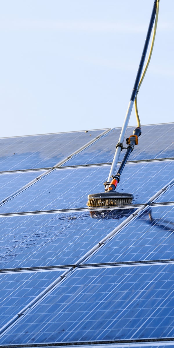 Reinigung einer Photovoltaik-Anlage auf einem Hausdach