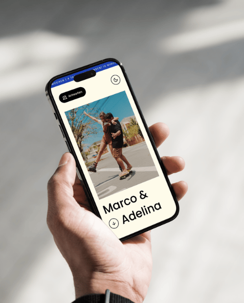 Hochzeitswebsite mit Antwort-Button auf dem Smartphone