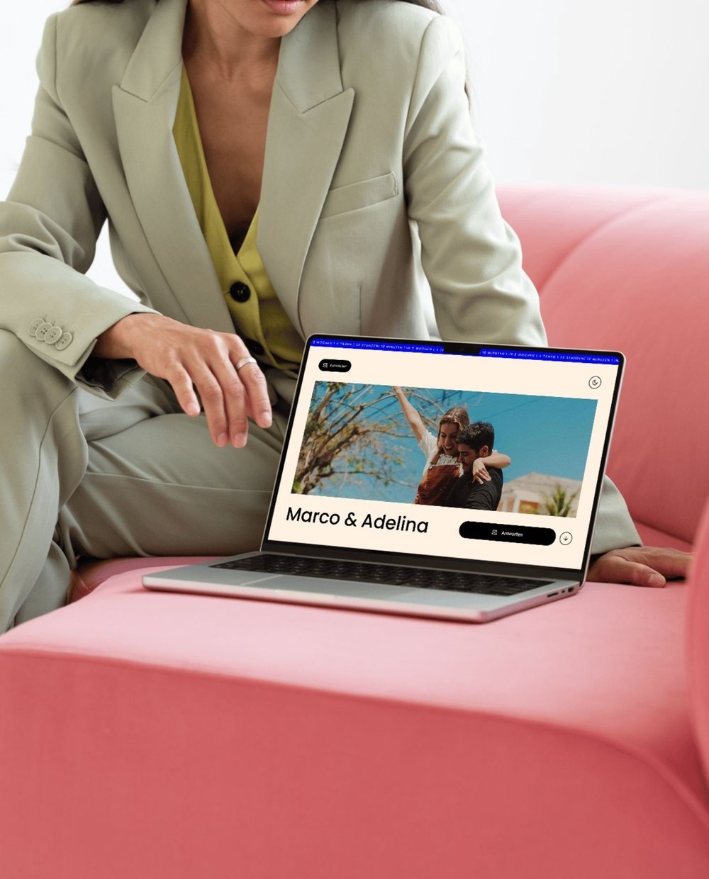 Hochzeitsplanerin mit Laptop, auf dem eine Hochzeitswebsite geöffnet ist