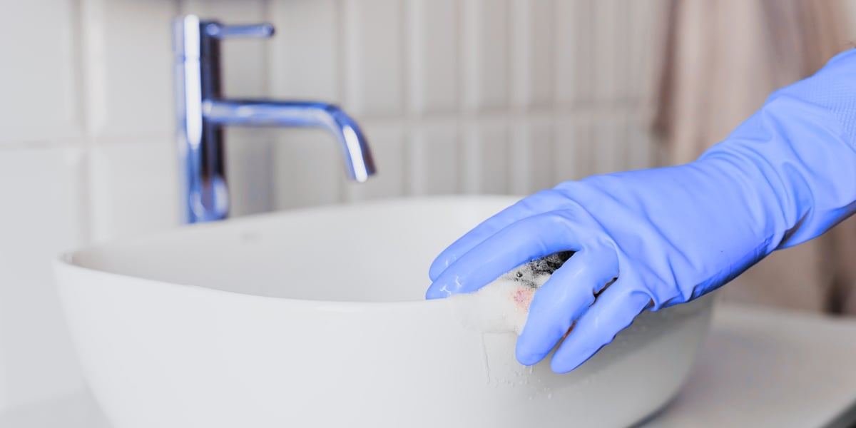 Reinigung eines Waschbesckens mit einem Schwamm