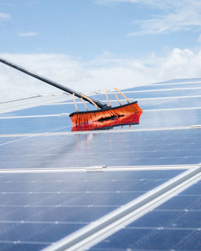 Reinigung einer Photovoltaik-Anlage mit Spezialausrüstung