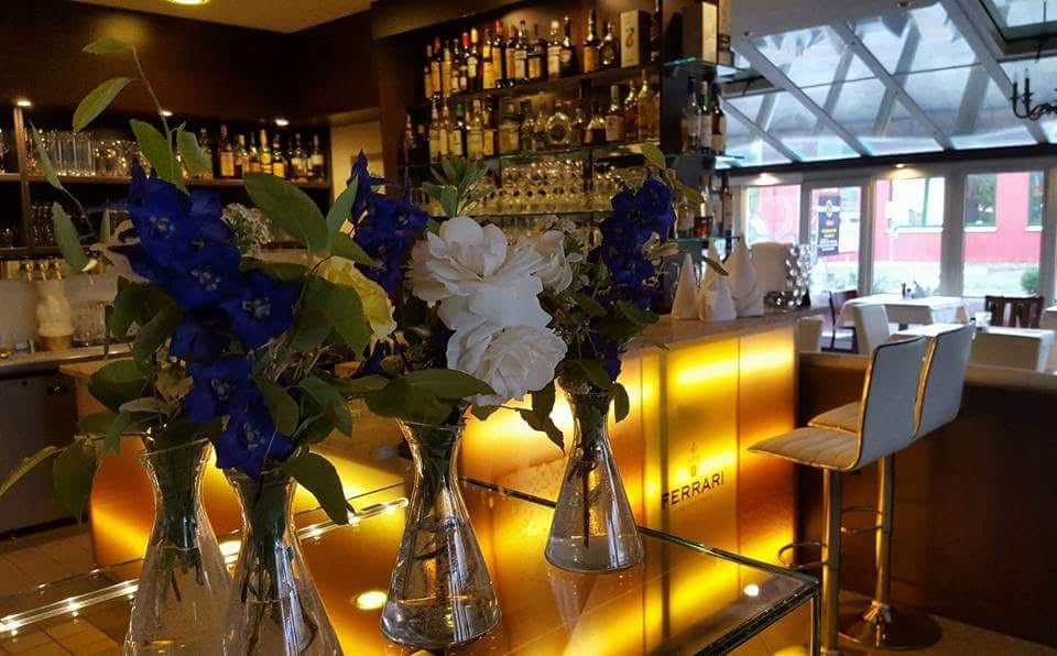 Restaurantbereich mit Bar