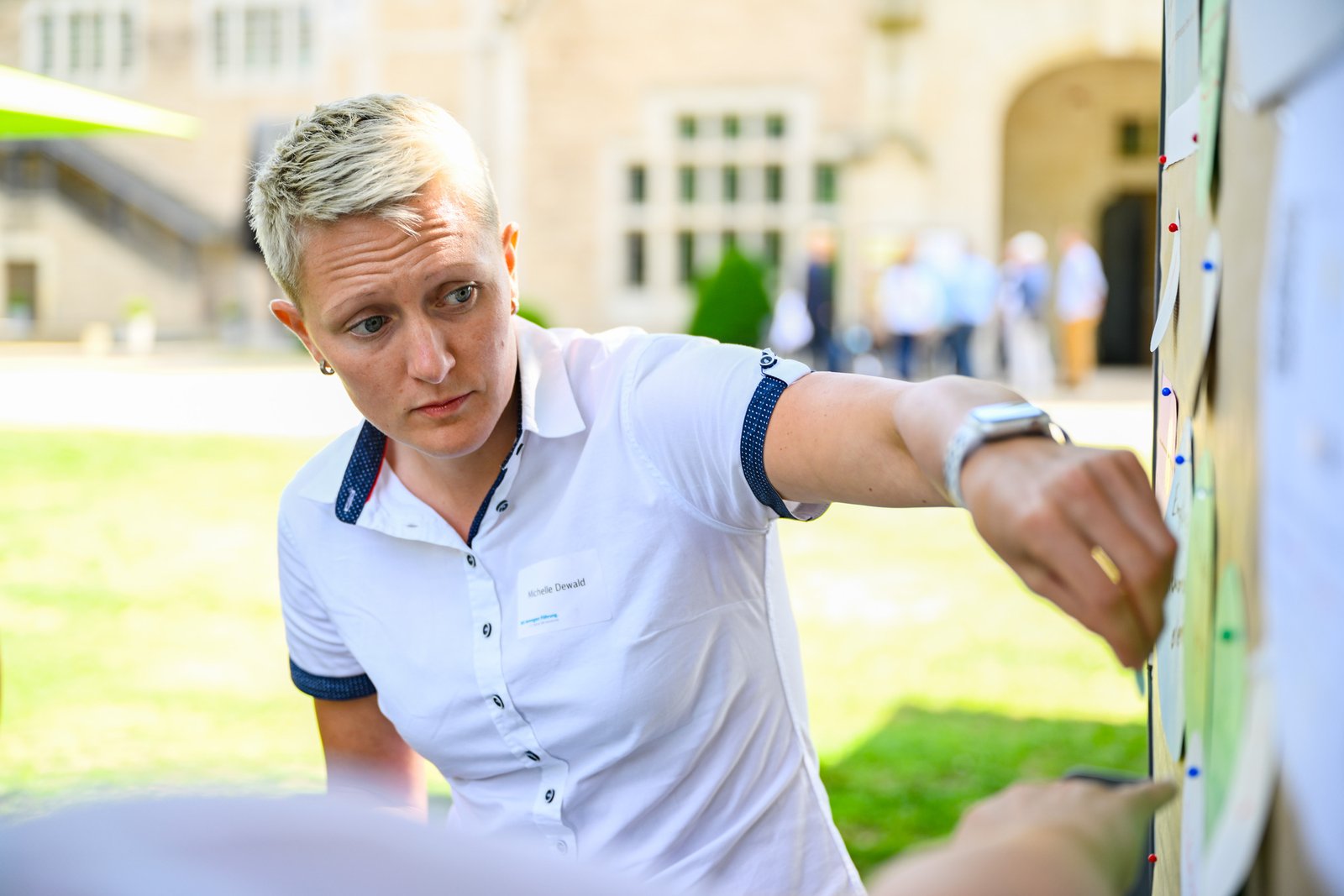 Michelle Dewald beim Coaching vor einer Pinnwand