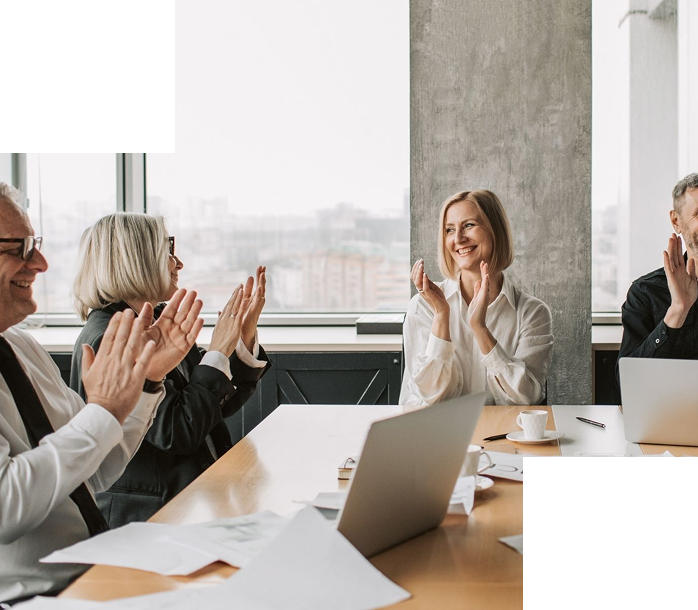 Team an einem Schreibtisch im Büro