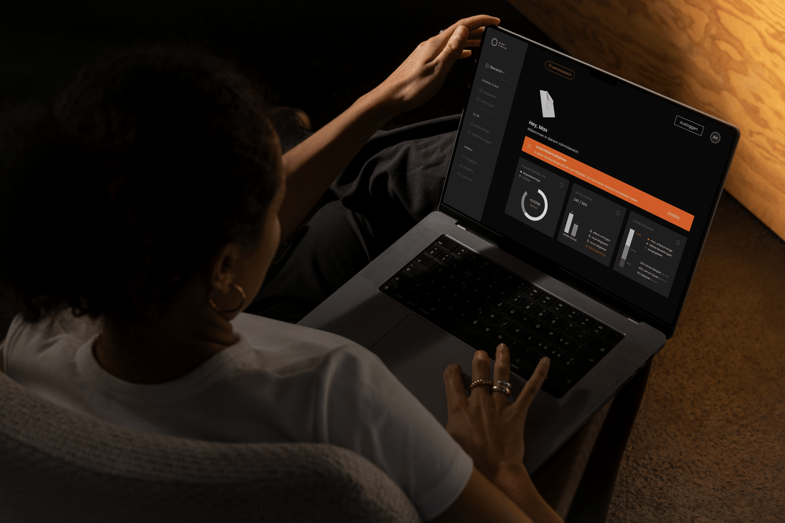 Junge Frau am Laptop auf dem man eine Oberfläche einer modernen Website sieht