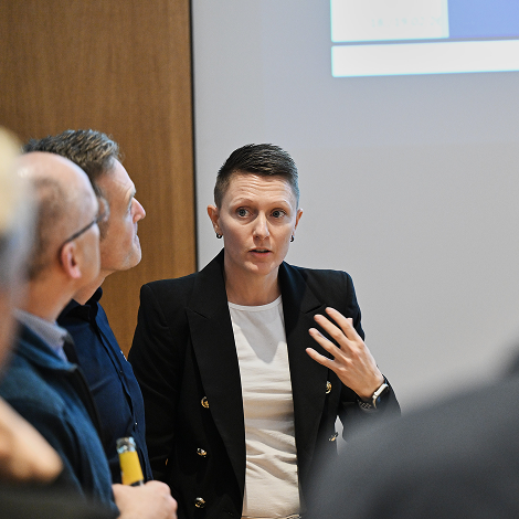 Michelle Dewald hält eine Präsentation vor Führungskräften