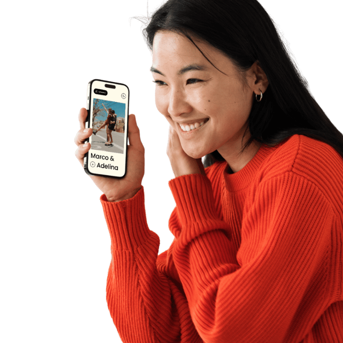 Frau hält ein Smartphone mit einer veröffentlichten Hochzeitsseite