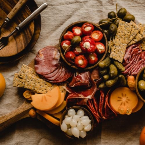Antipasti Platte mit italienischem Ambiente