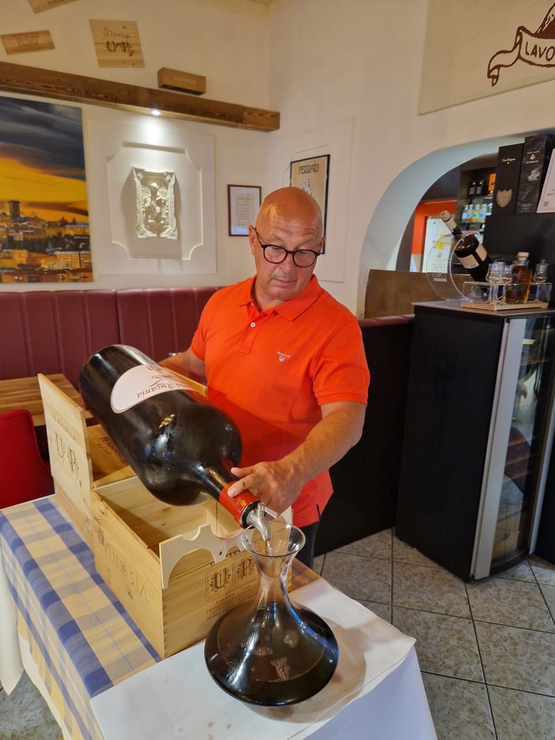 große Flasche Wein wird serviert